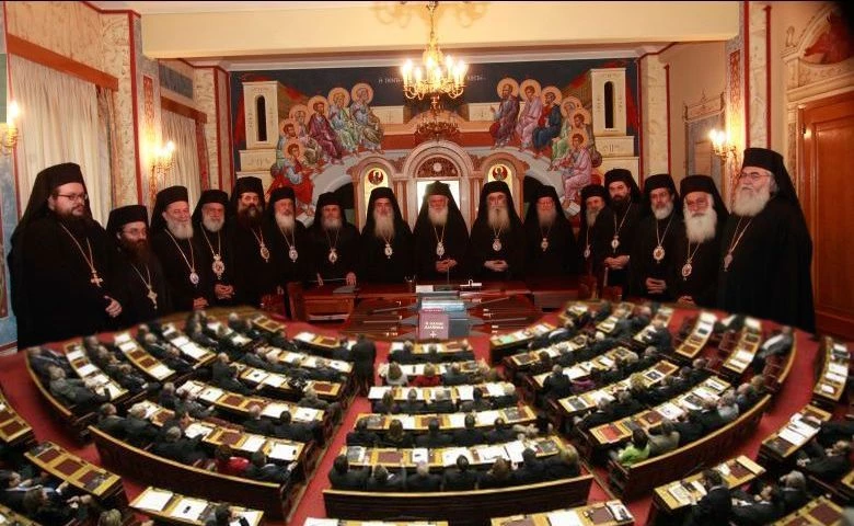 Για τα ριάλια λύσσαξε το ράσο, για το κάψιμο της σημαίας τίποτα; – Βαβέλ η Εκκλησία, τρίβει τα χέρια της η κυβέρνηση